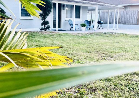 Gulf Gate Estates Apartment | 4 miles to Siesta Key Beach #1 in America