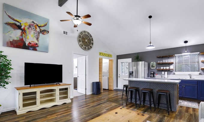 Spring Branch House | 4 minutes to the river, cozy hill country getaway