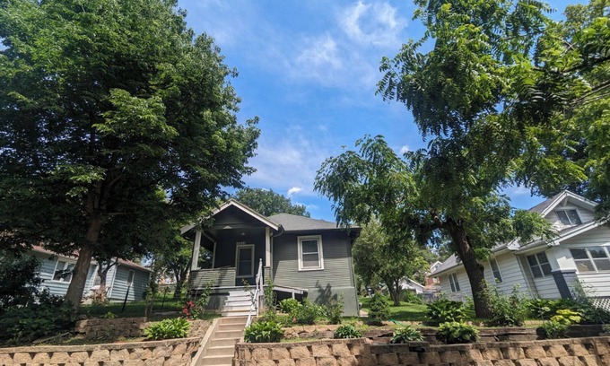 Omaha House | 4 minutes to zoo & 10 minutes to downtown! 2 bedroom, 3 bed home w/patio & yard
