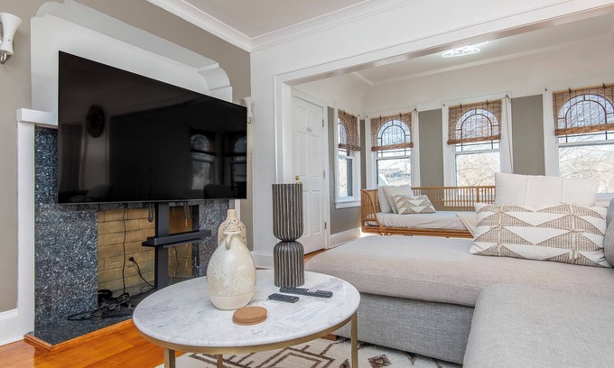 Shorewood House | 4 Minutes Walk to Lake Michigan Atwater Park Beach Balconies. Pet Friendly