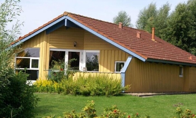 Norderteil House | 4-person ground-floor, barrier-free vacation home in the first row to the lake in Otterndorf