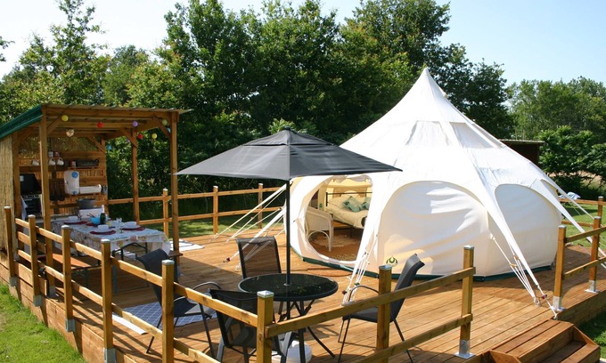 Saint-Jory-de-Chalais Cabin | 4 Pier located in Derthognei