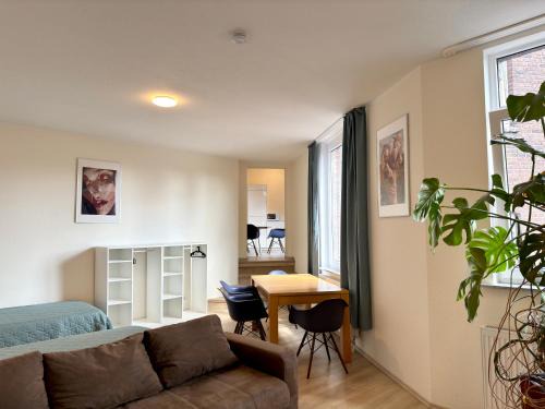 Rheinhausen Apartment | 4 Rooms, free Parking, 25 min to Düsseldorf, 100 Mbps WLAN