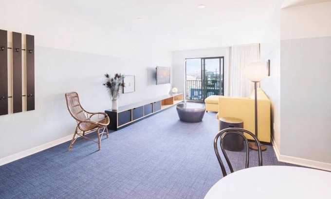 Venice Hotel | 4 Scenic Rooms w/Balcony | Rooftop | Free Breakfast | Steps to Venice Fun