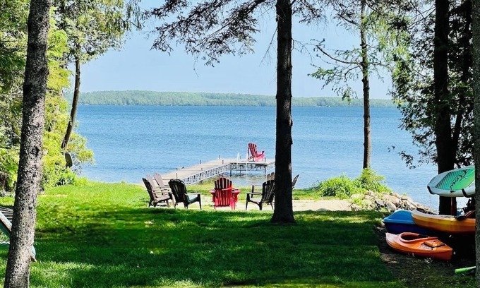 Victoria Road Ski Chalet | 4 season Waterfront Chalet on Balsam Lake - 2hr from GTA - family-friendly spot