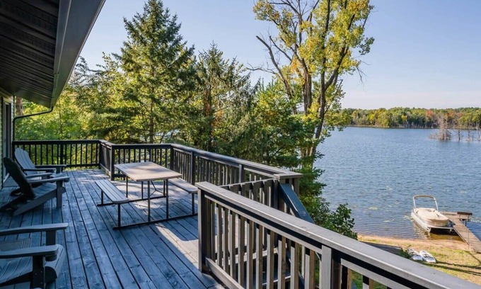 Waupaca House | 4 Seasons Lakehouse Luxury - Sleeps 12