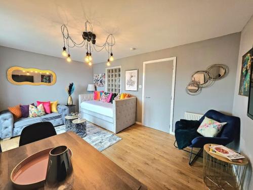 West Pilton Apartment | 4 Separate Beds, Sleeps 6, Beautiful 2 bed Apt