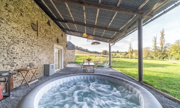 Cardesse House | 4-star country cottage with private Jacuzzi