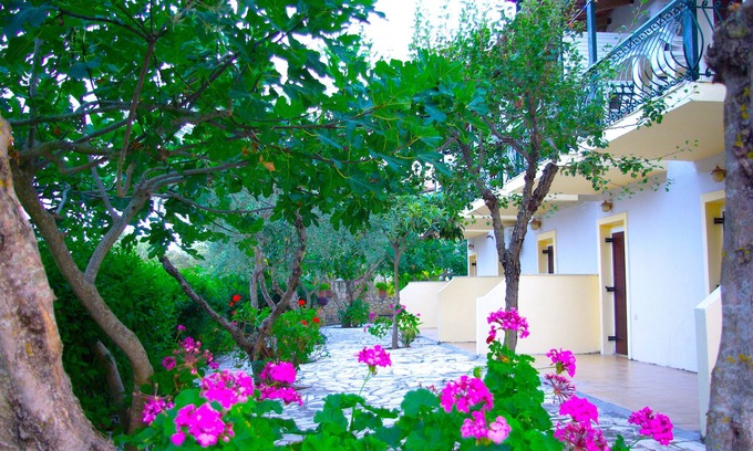 Neromilos Apartment | 4 Studios, 150 meters from the Sea (8 to 12 persons)