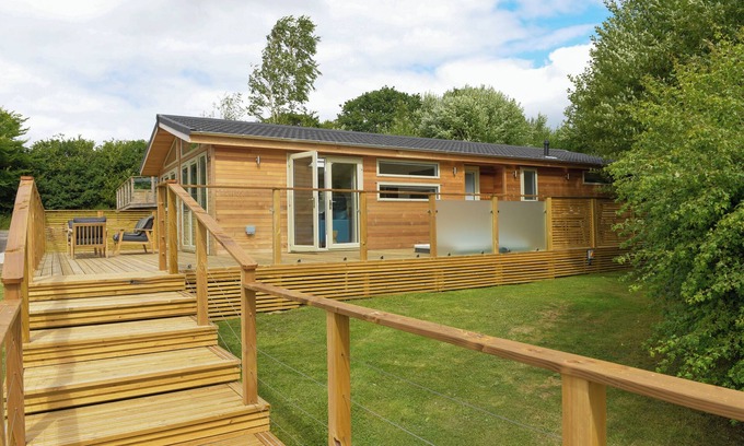 Looe Cottage | 4 VALLEY VIEW, character holiday cottage, with hot tub in Lanreath