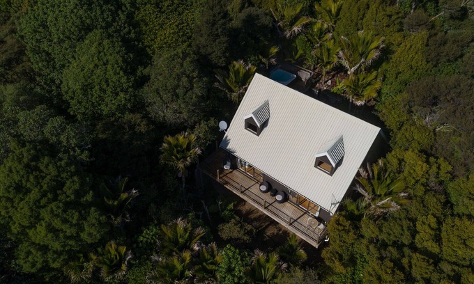 Onetangi Cottage | 4 Wheel Drive included. 5-minute walk from Ferry to car.nSpa Pool