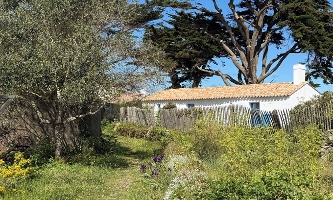 Noirmoutier-en-l'Ile House | 40 m from the beach, bourrine vendéenne, charm, simplicity, enclosed garden, peaceful setting
