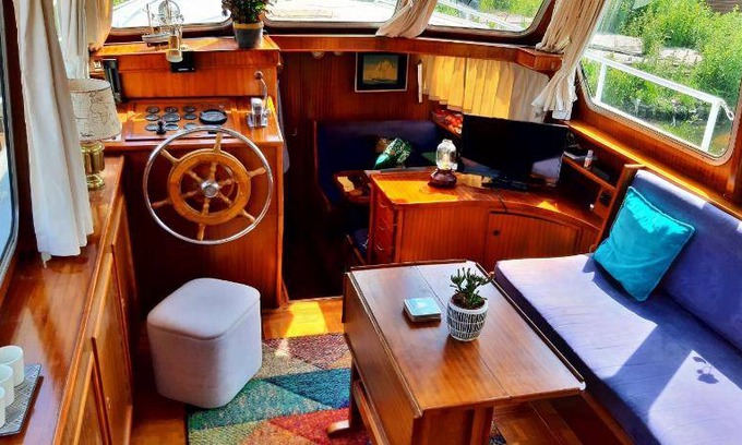 Amsterdam South Boat Rental | 40 m² Houseboat ∙ 2 bedrooms ∙ 4 guests