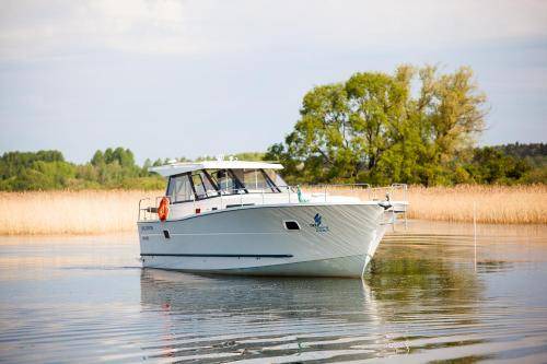 Wilkasy Boat Rental | 40 m² Houseboat ∙ 3 bedrooms ∙ 8 guests