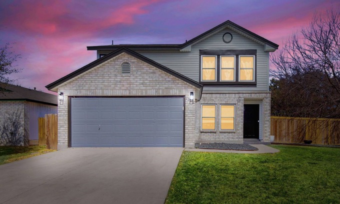 West San Antonio House | 40% Monthly Discount Beautiful Blue Haus w/Private Patio, Office Desk