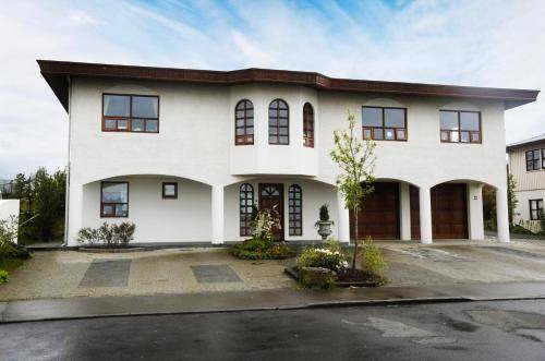 Hafnarfjordur House | 400 m² House ∙ 5 bedrooms ∙ 13 guests