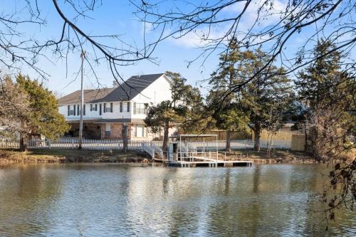 Warr Acres House | 4000 Sqft Lakefront Retreat Private Hot Tub #nh