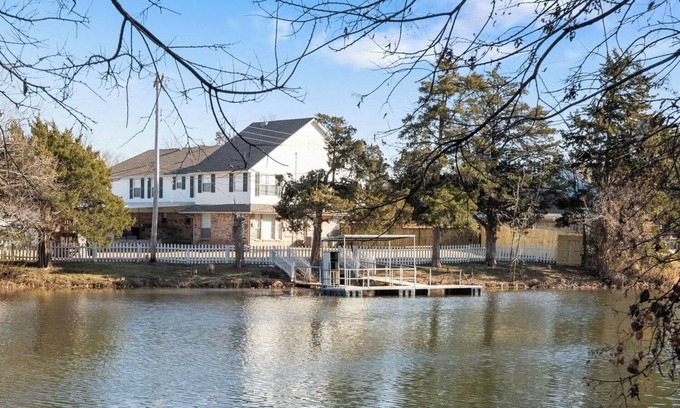 Warr Acres House | 4000 sqft Lakefront Retreat | 15 Mins to OKC State Fair | Private Hot Tub | #NH