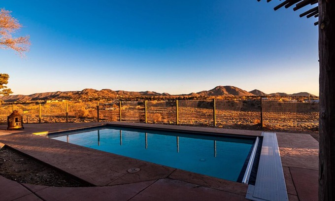 Albuquerque House | 🌄4000ft Modern Retreat🏊‍♂️Pool♨️Hot Tub🧳Sleeps 18 & Mountain Views