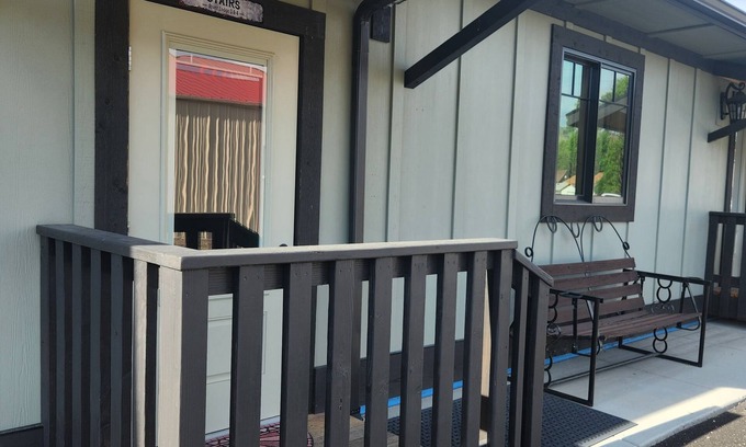 Gardiner Cabin | 406 River Lodge: Yellowstone River in your backyard. Newly built lodge.