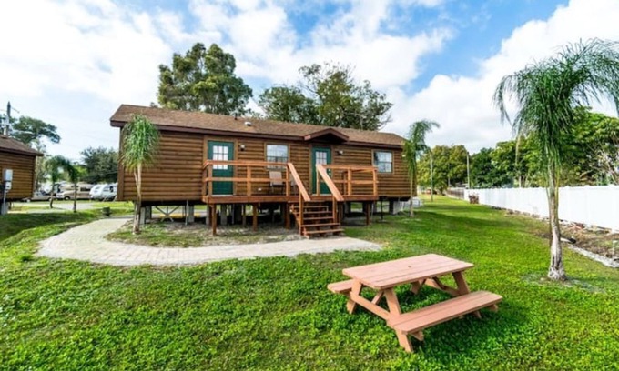 Seminole Cabin | #411 ⛵️Lakefront Cabin 10min toBEACH Dogs OK Kayak ⛵️