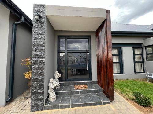 Vredefort House | 423 m² House ∙ 4 bedrooms ∙ 8 guests