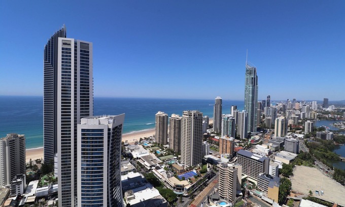 Surfers Paradise Apartment | 43rd Floor Luxury in Circle on Cavill