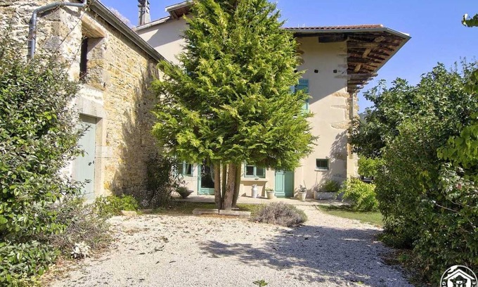 Jujurieux House | 440 m² Gîte ∙ 10 bedrooms ∙ 25 guests