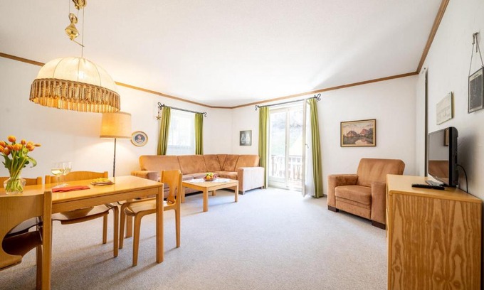 Vulpera Apartment | 4402 Geraeumige, zweckmaessig eingerichtete Maisonette-Wohnung mit mit Blick auf die Villa Engiadina