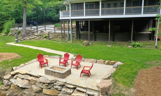 Cullowhee Cottage | 450ft Creek Frontage,Creekside Firepit, Pets, Cashiers 10 min.