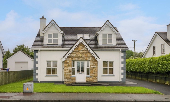 Culdaff Cottage | 46 DUNALINN, pet friendly, with open fire in Culdaff, County Donegal