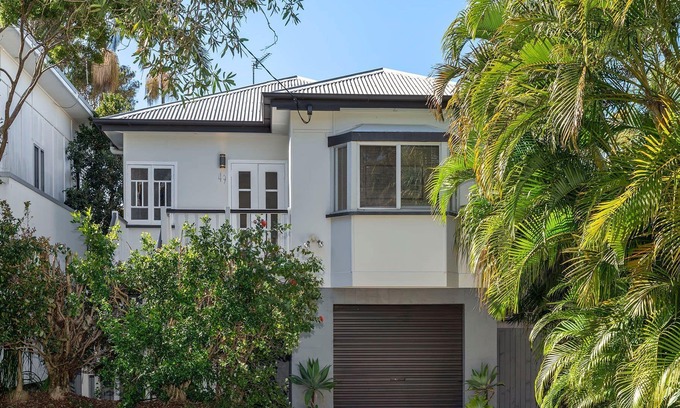Dicky Beach House | 49 Henzell Street Dicky Beach