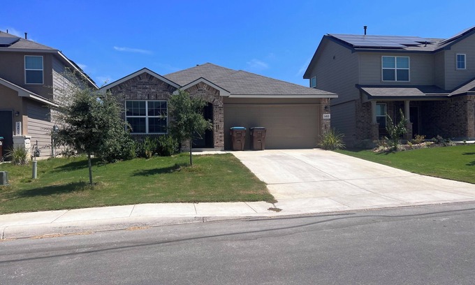San Antonio House | 4b/2bath close to shopping/lackland afb
