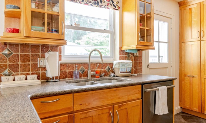 Arlington House | 4BA Extra Spacious!King Bed!Spacious Parking!