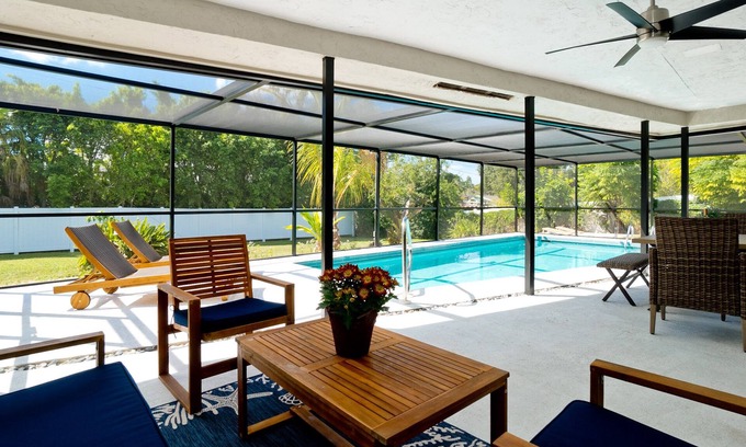 Whitfield House | 🏝4BD/3BA Sleeps 12 Heated Pool Close to Beaches