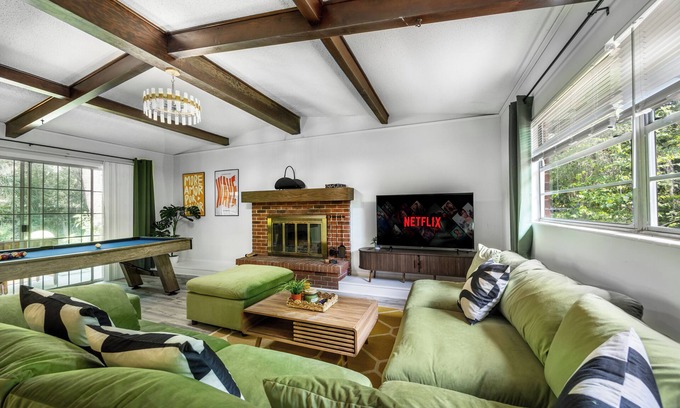 Gainesville House | 4BD Eclectic Home w/BBQ & Mini Golf - Near UF