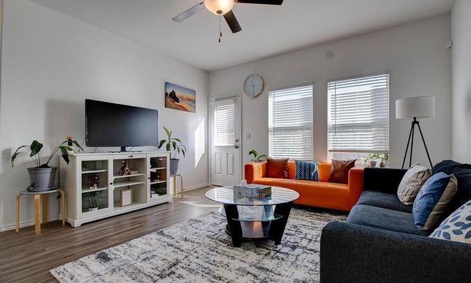 Del Valle House | 4BD house 7 min from Tesla,Circuit of America & Austin Airport