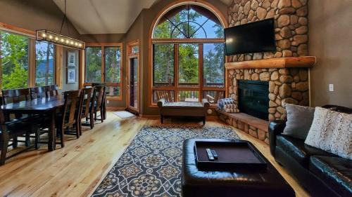 Four O'Clock House | 4BDR Ski in Ski Out by Snowflake Lift