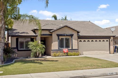 Greenacres House | 4bdrm 2bath Modern Getaway KING Bed Sleeps 8