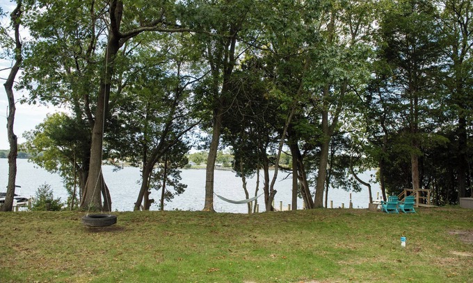 Valley Lee House | 4BDRM River front house with Private Beach in Hollywood