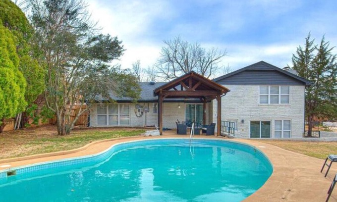 Edmond House | 4Bed Remodeled Luxe Pool House