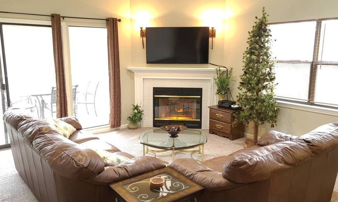 Table Rock Condo | 4bedrm/3bath 3 Kings! Pool, Hot Tub! Kitchen! Gated Commnty!