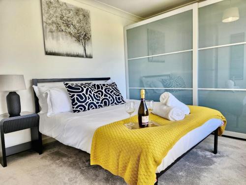 Bicester Apartment | 4Bedroom Modern Bicester Villa, WIFI, Parking, Garden, Minutes walk to Bicester Village