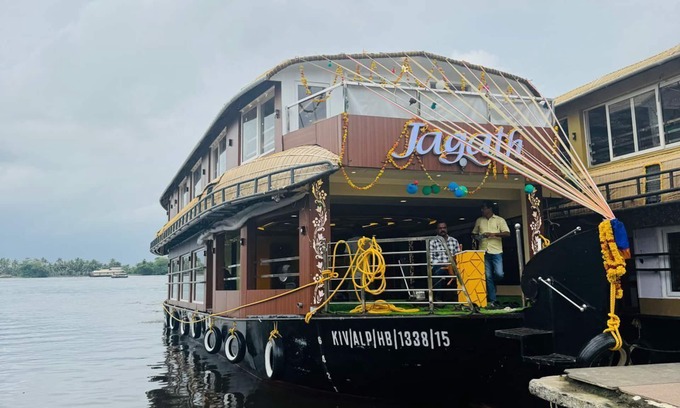 Alappuzha Boat Rental | 4bedroom private houseboat or 4bedroom suite