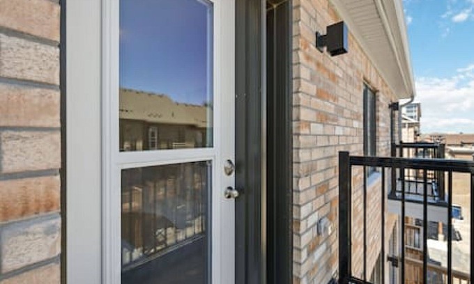 Whitby House | 4BR 2.5WR Townhouse Downtown Whtiby