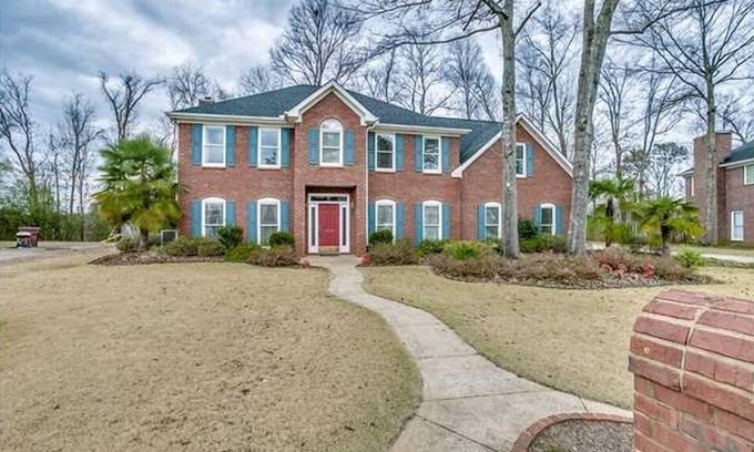 Taylorville House | 4BR 3.5BA 3400 ft2 home with short drive to campus
