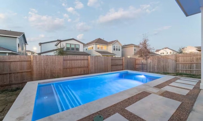 Austin House | 4BR/3.5BH Private Pool: 5M Airport, F1 & 2300 Sqft