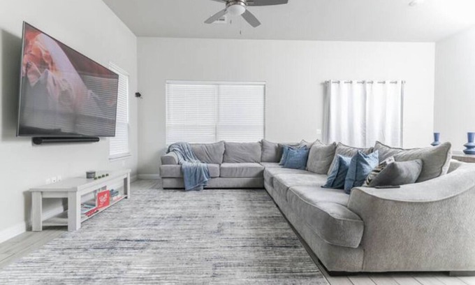 Austin House | 4BR/3BH Private Pool: 5M Airport & F1 & 2500 Sq.ft
