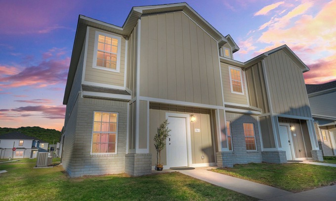 Fayetteville House | 4BR 4.5BA Home w Private Ensuites, EV Charger, 7 Mins to U of A Fayetteville!