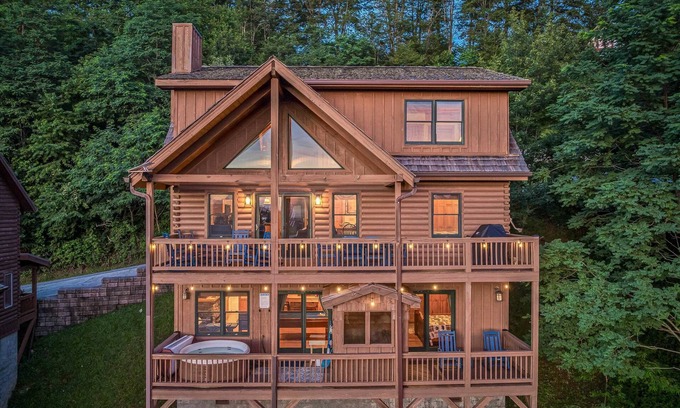 Wolf Laurel Cabin | ‼️4BR Cabin w/Ski Resort, Mtn Views & Hot Tub